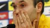 Výraz Andrése Iniesty říká mnohé - fotbalová Barcelona není zvyklá prohrávat a má teď špatné období. Andrés Iniesta