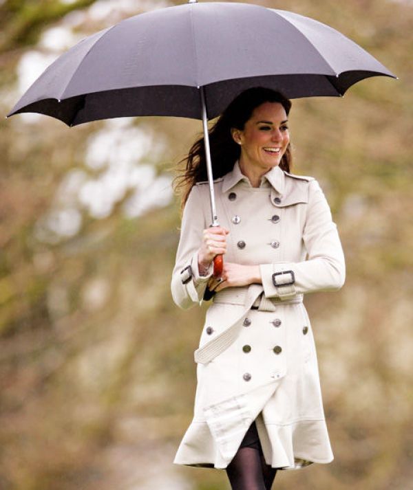 V&eacute;vodkyn� Kate, Burberry trenchcoat