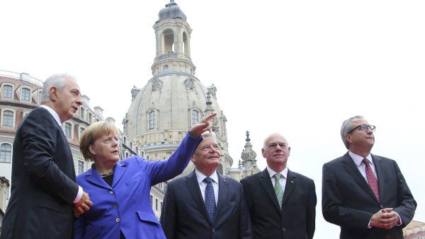 P�i oslav&aacute;ch v&yacute;ro�&iacute; znovusjednocen&iacute; N�mecka protestuj&iacute;c&iacute; pok�ikovali mimo jin&eacute; "Merkelov&aacute; mus&iacute; pry�".