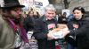 Demonstrace u Karlova mostu proti zv��en� DPH na knihy