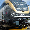 Novou vlakovou soupravu Stadler Flirt pokkřtil majitel společnosti Leo Express Leoš Novotný. Novou vlakovou soupravu Stadler Flirt pokkřtil majitel společnosti Leo Express Leoš Novotný.
