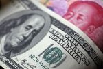 Ilustrační foto - dolar a jüan