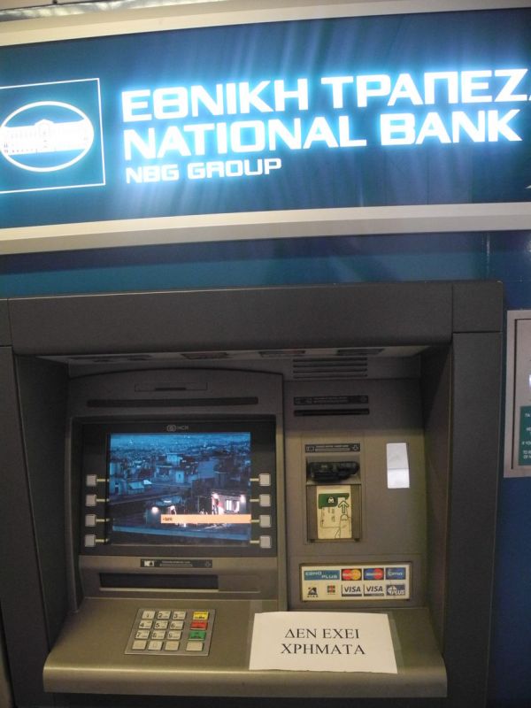 Bankomat v Aténách, kterému došly peníze.