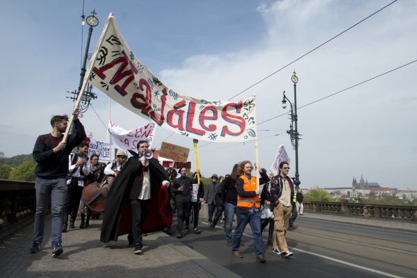 Alegorick&yacute;m pr�vodem z pra�sk&eacute; Kampy byl 1. kv�tna zah&aacute;jen Studentsk&yacute; maj&aacute;les 2016.