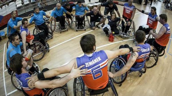 V sou�asn&eacute; dob� p�sob&iacute; v �esk&eacute; republice dva basketbalov&eacute; t&yacute;my.