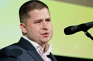 Makroekonom a portfoliový stratég Raiffeisenbank Aleš Michl. Makroekonom a portfoliový stratég Raiffeisenbank Aleš Michl.
