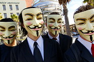 Hacke�i Anonymous svoji identitu skr�vaj� za masku komiksov� postavy