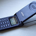 Motorola dokázala jako první smrsknout mobil do 90 gramů vážícího těla STARTAC (MOTOROLA, 1996)