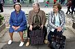 D�chodkyn� odpo��vaj� na lavi�ce.