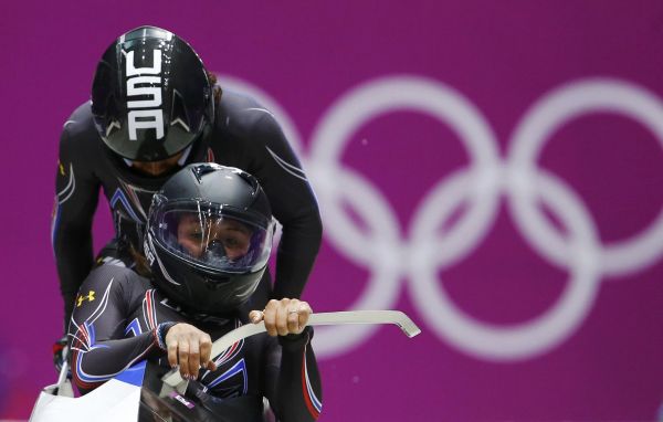 Pilotka Elana Myersová (vpedu) a brzdaka Lauryn Williamsová na olympijském bobu