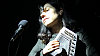 K bouřlivě aplaudujícím divákům v Lucerně PJ Harvey poprvé promluvila až v úplném závěru