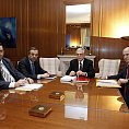 Lídři řeckých vládních stran s premiérem Lukasem Papadimosem. Lídři řeckých vládních stran s premiérem Lukasem Papadimosem.
