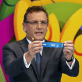 Generální sekretář FIFA Jerome Valcke drží v rukou losovací lístek Itálie