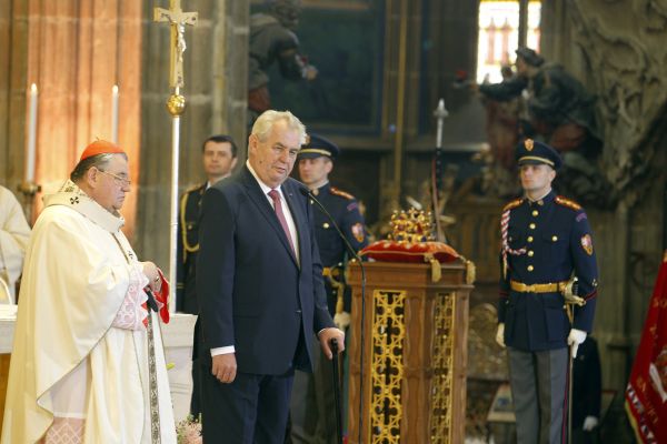 Mše k 700. výročí narození Karla IV. v katedrále sv. Víta. Na snímku arcibiskup Dominik Duka a prezident Miloš Zeman