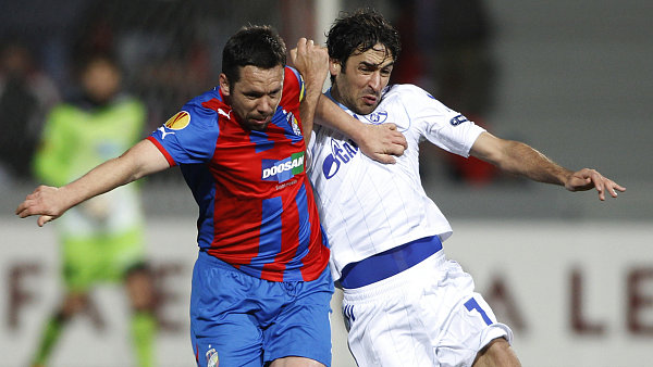 Pavel Horv�th v souboji s Raulem.