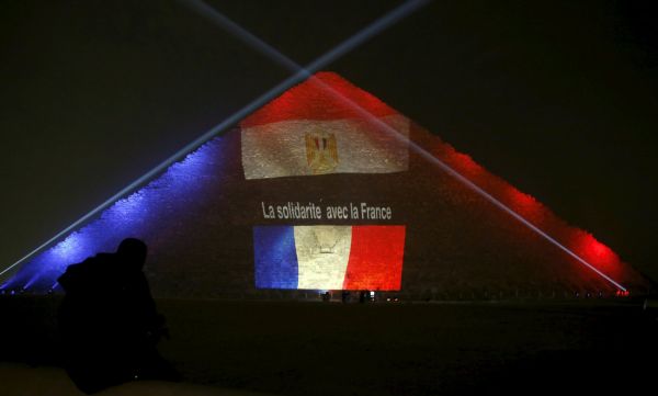 Francouzská a egyptská vlajka zdobí pyramidu v Gíze.-
