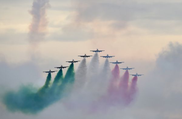 Prvn&iacute; den Dn� NATO a Dn� Vzdu&scaron;n&yacute;ch sil Arm&aacute;dy �R 17. z&aacute;�&iacute; v Mo&scaron;nov�. Na sn&iacute;mku je uk&aacute;zka vystoupen&iacute; italsk&eacute; akrobatick&eacute; skupiny Frecce Tricolori.