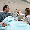 Pacient v nemocnici Studenti medicíny hovoří s pacientem