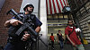 Ilustra�n� foto - policejn� hl�dka pobl� Penn Station in New Yorku.