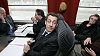 Nicolas Sarkozy v roce 2007 jako kandidát na prezidenta jede vlakem se svým volebním týmem Nicolas Sarkozy v roce 2007 během prezidentské kampaně