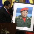 Venezuelsk� prezident Nicol�s Maduro s portr�tem sv�ho p�edch�dce Ch�veze.
