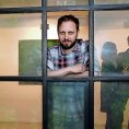 Michal Šeba ukrývá pixely svých fotografií za změť listí, větviček, perutí nebo odrazy ve skle.