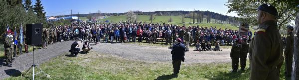 Pietn&iacute; akt v O�echov� na Jihlavsku. V&yacute;sadek Out Distance si p�i 74. v&yacute;ro�&iacute; p�ipomn�lo v&iacute;ce ne� tis&iacute;c lid&iacute;.