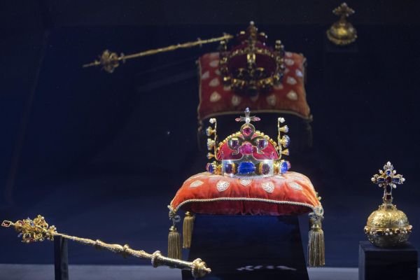 Výstava českých korunovačních klenotů byla otevřena 15. května na Pražském hradě.