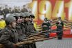 P�ehl�dka historick�ch uniforem a vybaven� na Rud�m n�m�st�.