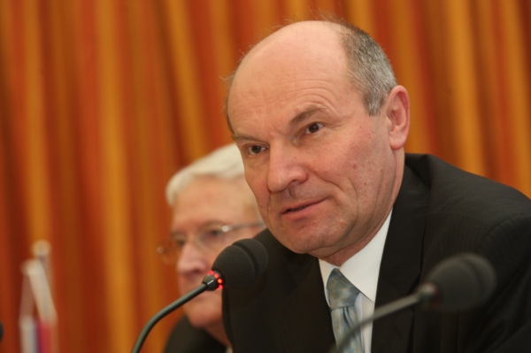 Vladimír Báleš, prezident Slovenskej rektorskej konferencie, poukázal vo svojom vystúpení na zanedbateľný objem finančných zdrojov získaných na výskum zo zahraničia. Vladimír Báleš, prezident Slovenskej rektorskej konferencie, poukázal vo svojom vystúpení na zanedbateľný objem finančných zdrojov získaných na výskum zo zahraničia.