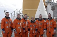 posádka raketoplánu mise STS-130