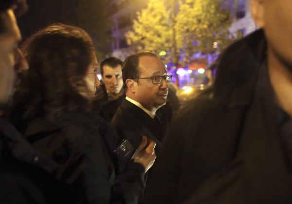 Francouzský prezident Hollande na míst teroristického útoku v Bataclanu.