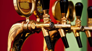T�i kouhouty na des�tku, dvan�ctku a tmav� pivo u� hospod�m nesta��. �e�i se zamilovali do speci�l�.
