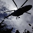 Indonéští záchranáři přivážejí potraviny na horu Mount Salak, jejíž okolí po pádu ruského Suchoje Superjet prohledávají Vrtulník, ilustrační foto