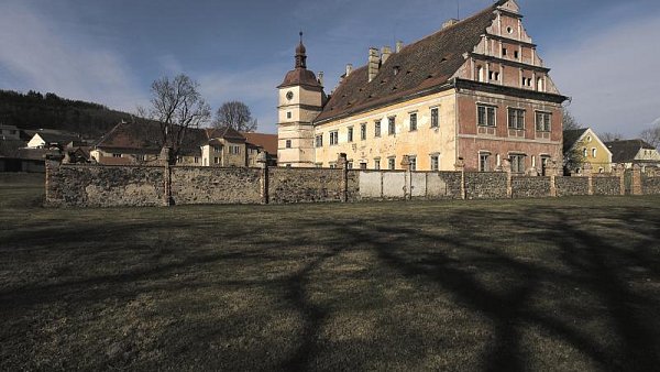 Na zámku Čevené Poříčí jsou nutné stavební úpravy krovu a střechy