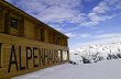 Pouhých pár minut od stanic Silvretta a Fimbabahn v Ischglu se nachází restaurace Alpenhaus, jejíž interiér kombinuje hlavně dřevo a sklo. Pouhých pár minut od stanic Silvretta a Fimbabahn v Ischglu se nachází restaurace Alpenhaus, jejíž interiér kombinuje hlavně dřevo a sklo.