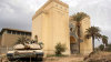 Tank zaparkovan� p�ed N�rodn�m ir�ck�m muzeem v Bagh�du b�hem americk� invaze do Ir�ku roku 2003.