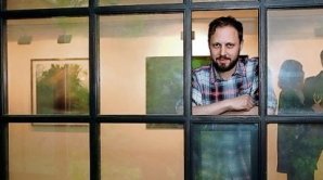 Michal Šeba ukrývá pixely svých fotografií za změť listí, větviček, perutí nebo odrazy ve skle.