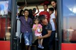 Migranti pestoupili na autobusy na chorvatsko-maarské hranici.