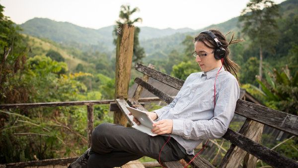 Matou&scaron; Vin&scaron; (na sn&iacute;mku) sepsal popul&aacute;rn&iacute; Travel Bibli spolu s Petrem Nov&aacute;kem.