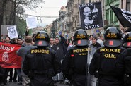 Policisté bránili 18. dubna v Ústí nad Labem odpůrcům neonacistů ve střetu s účastníky pochodu svolaného extremistickou organizací Autonomní nacionalisté. Policisté bránili 18. dubna v Ústí nad Labem odpůrcům neonacistů ve střetu s účastníky pochodu svolaného extremistickou organizací Autonomní nacionalisté.