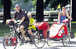 Cyklist� s voz�ky nesm�j� podle p�edpis� na silnici ani cyklostezky.
