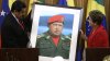 Venezuelsk� prezident Nicol�s Maduro s portr�tem sv�ho p�edch�dce Ch�veze.