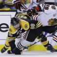 Jaromír Jágr (vlevo) a Bryan Bickell v souboji