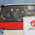 Studenti hojně využívají například pražskou autobusovou linku 107 (Snímek je z pokusu o rekord v počtu cestujících v autobuse)