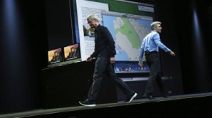 Šéf Apple Tim Cook (vlevo) opouští pódium, kde ho střídá viceprezident pro software Craig Federighi.