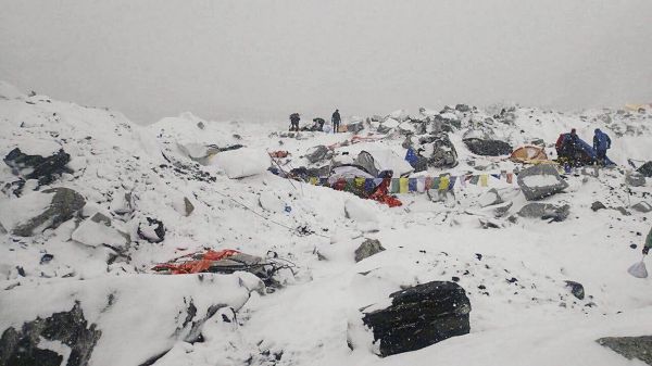 Fotka tábora na Mount Everestu poté, co se tudy prohnala lavina.