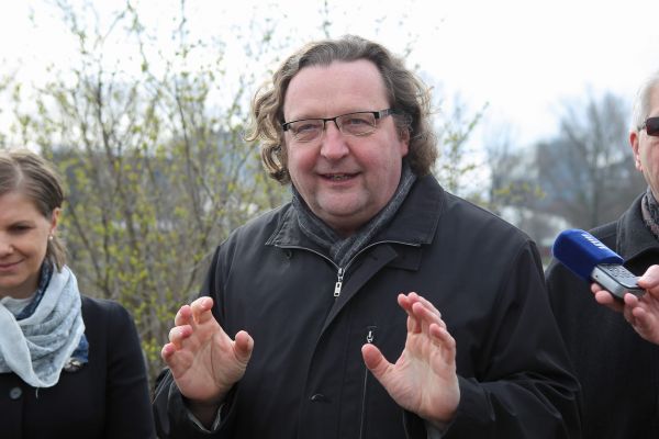 Poslali mi SMS, �e se m&aacute;m p�ij&iacute;t d�stojn� rozlou�it.