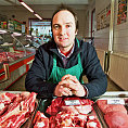 Snažíme se, aby i u nás byly produkty pro všechny. Koupíte u nás kuřecí kosti za deset korun i steak za sedm set., říká majitel dvou řeznictví Christopher Robertson.
