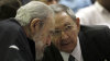 Bratři Raúl a Fidel Castro na zasedání parlamentu. Raúl Castro (vpravo) a jeho bratr Fidel
